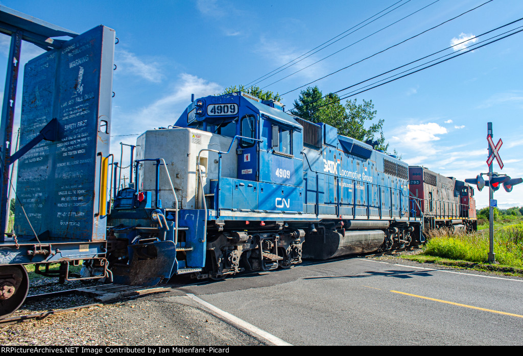 CN 4909 in Saint Leonard